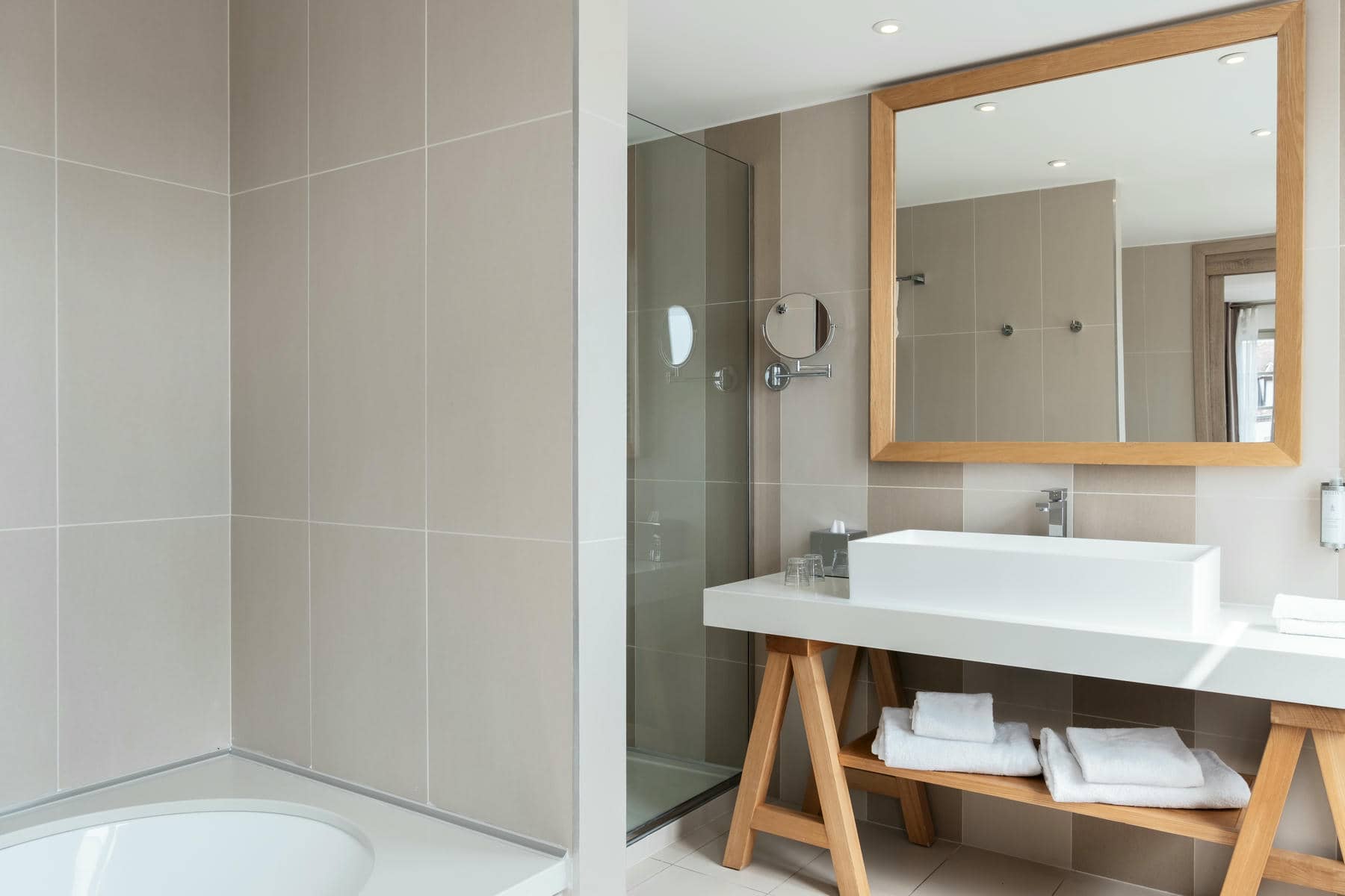 une salle de bains avec un lavabo, un miroir et une douche à l'italienne