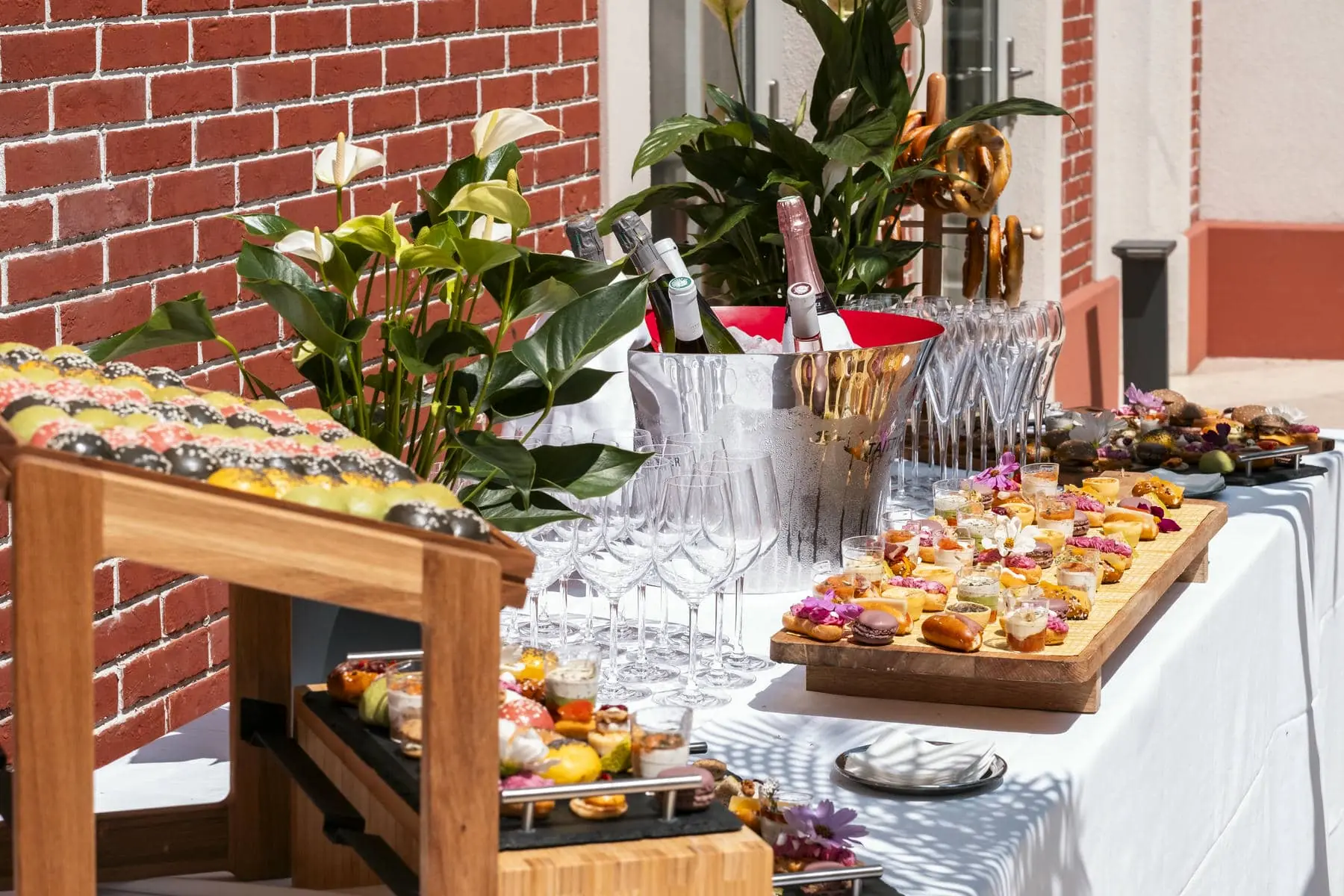 une table de buffet avec des bouteilles de champagne et des verres