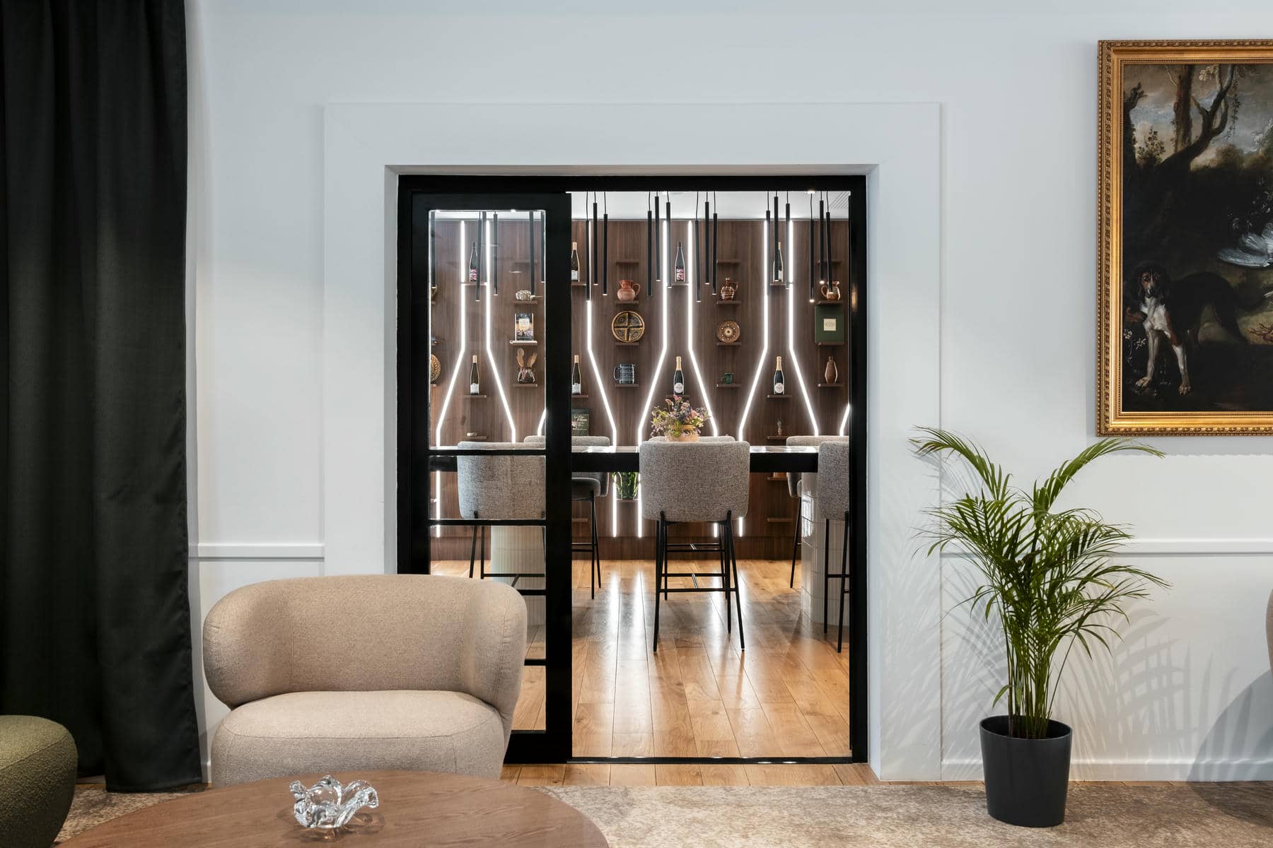 une pièce avec une table et des chaises et un tableau au mur