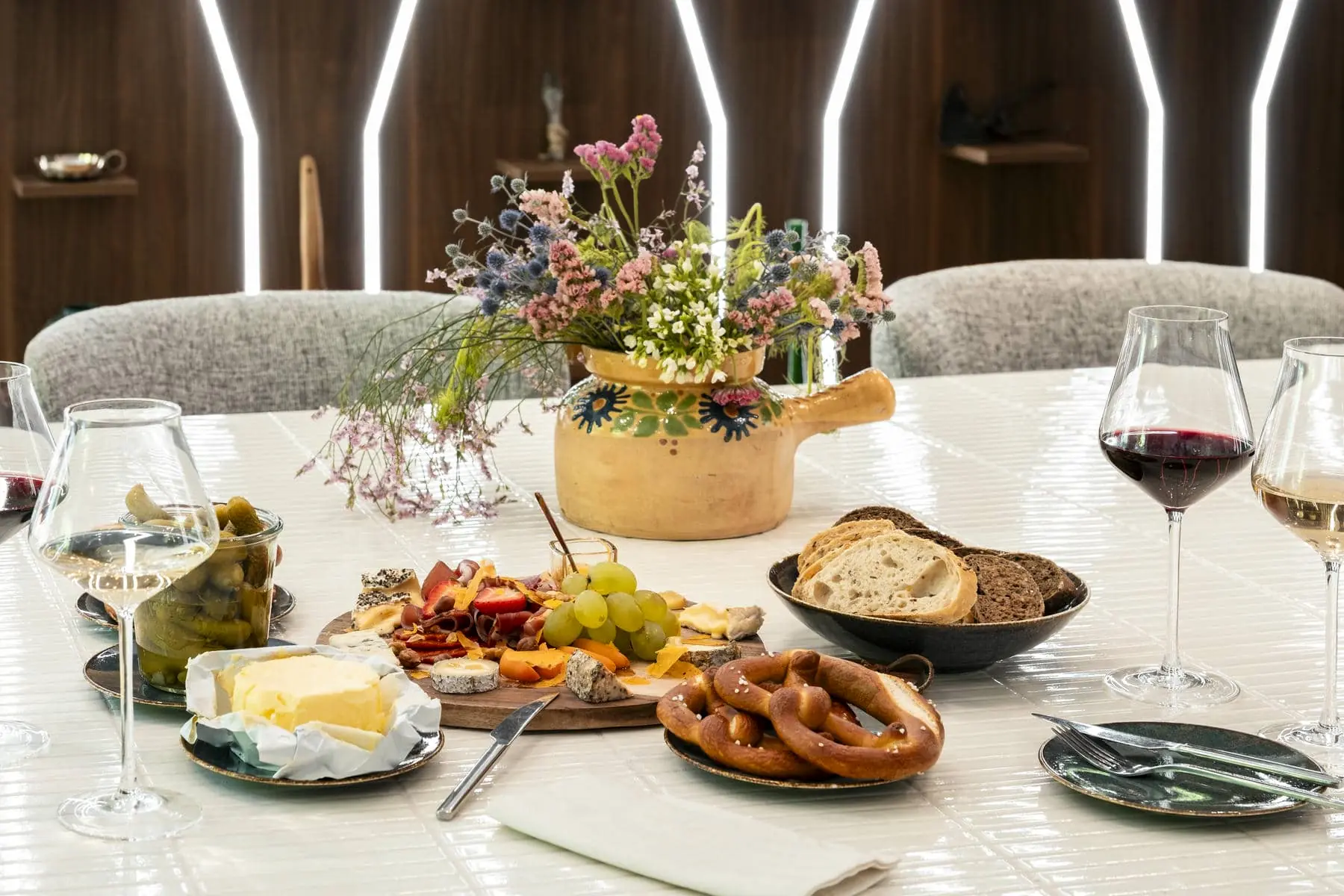 une table avec une variété d'aliments et de verres à vin