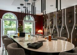 une salle de conférence avec une longue table et des chaises