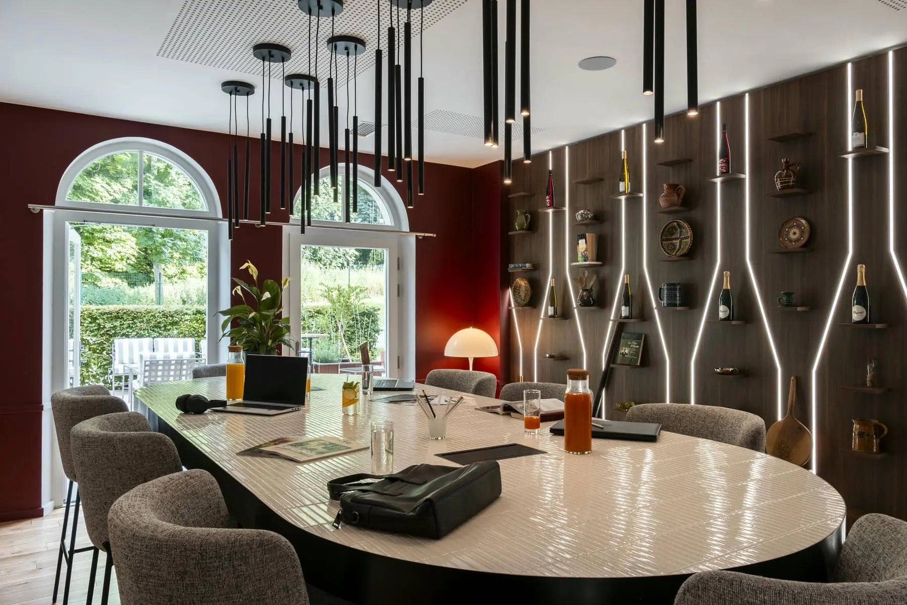 une salle de conférence avec une longue table et des chaises