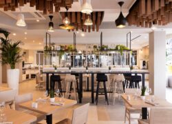 un restaurant avec tables et chaises et un bar