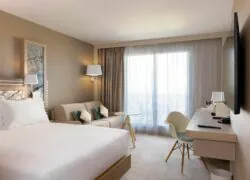 une chambre d'hôtel avec un canapé et un bureau