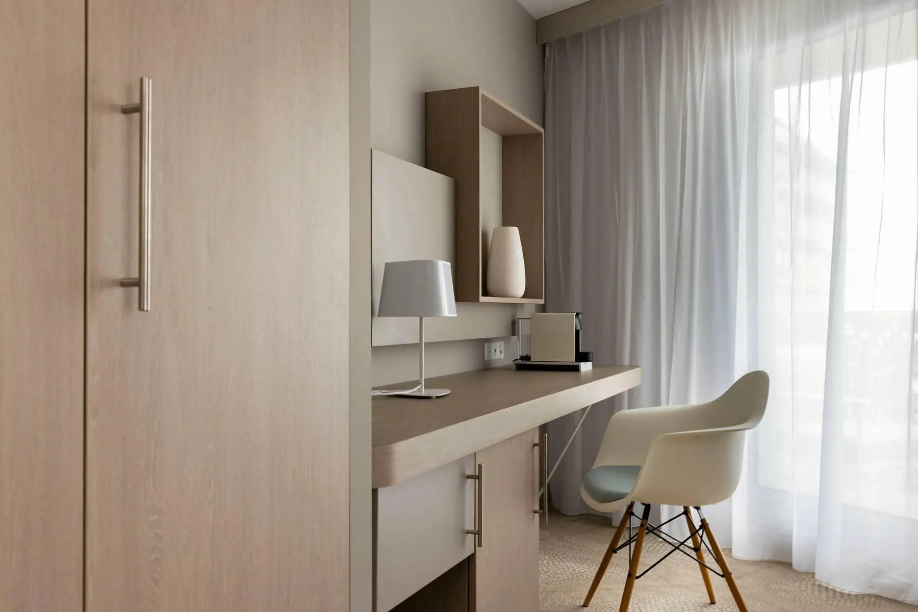 un bureau sur lequel se trouvent une chaise et une lampe