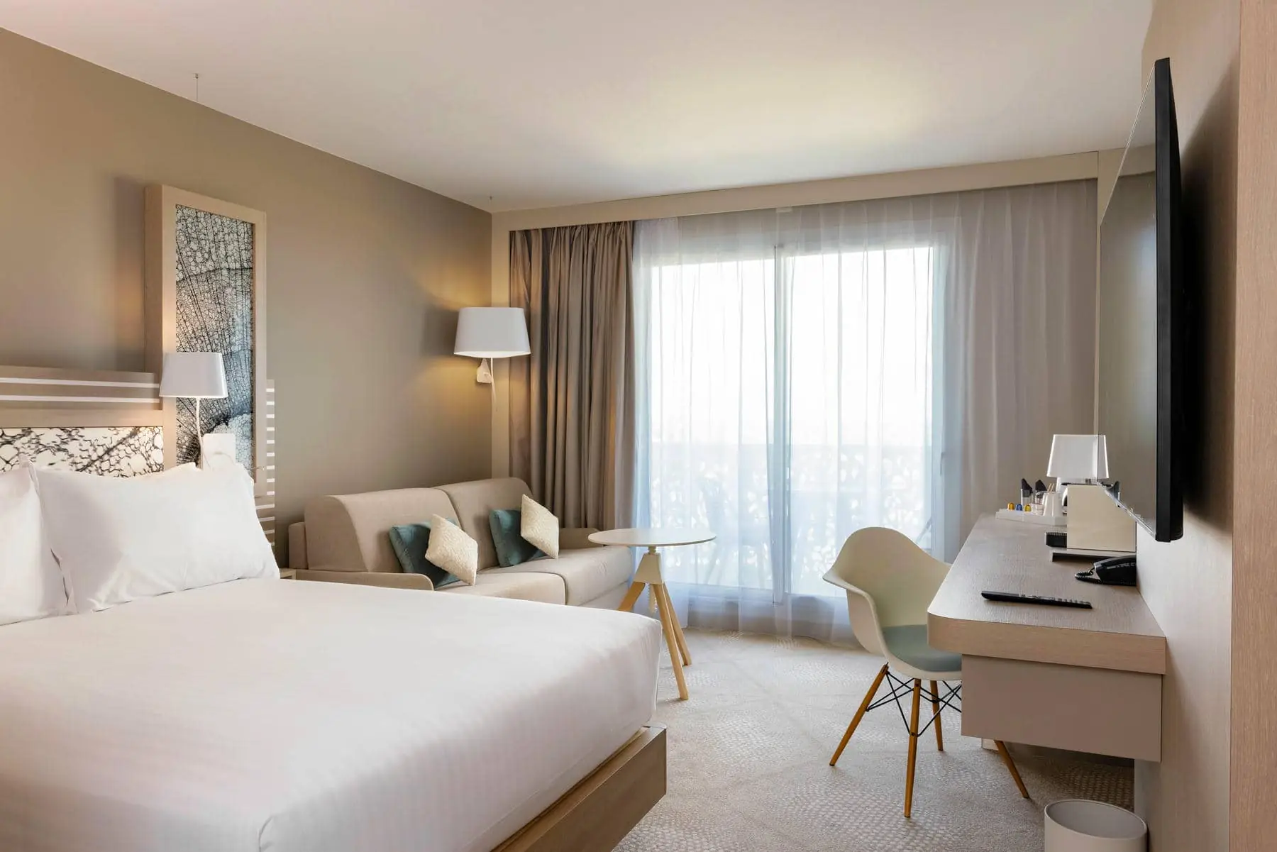 une chambre d'hôtel avec un canapé et un bureau