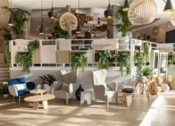 une salle avec beaucoup de chaises et de tables