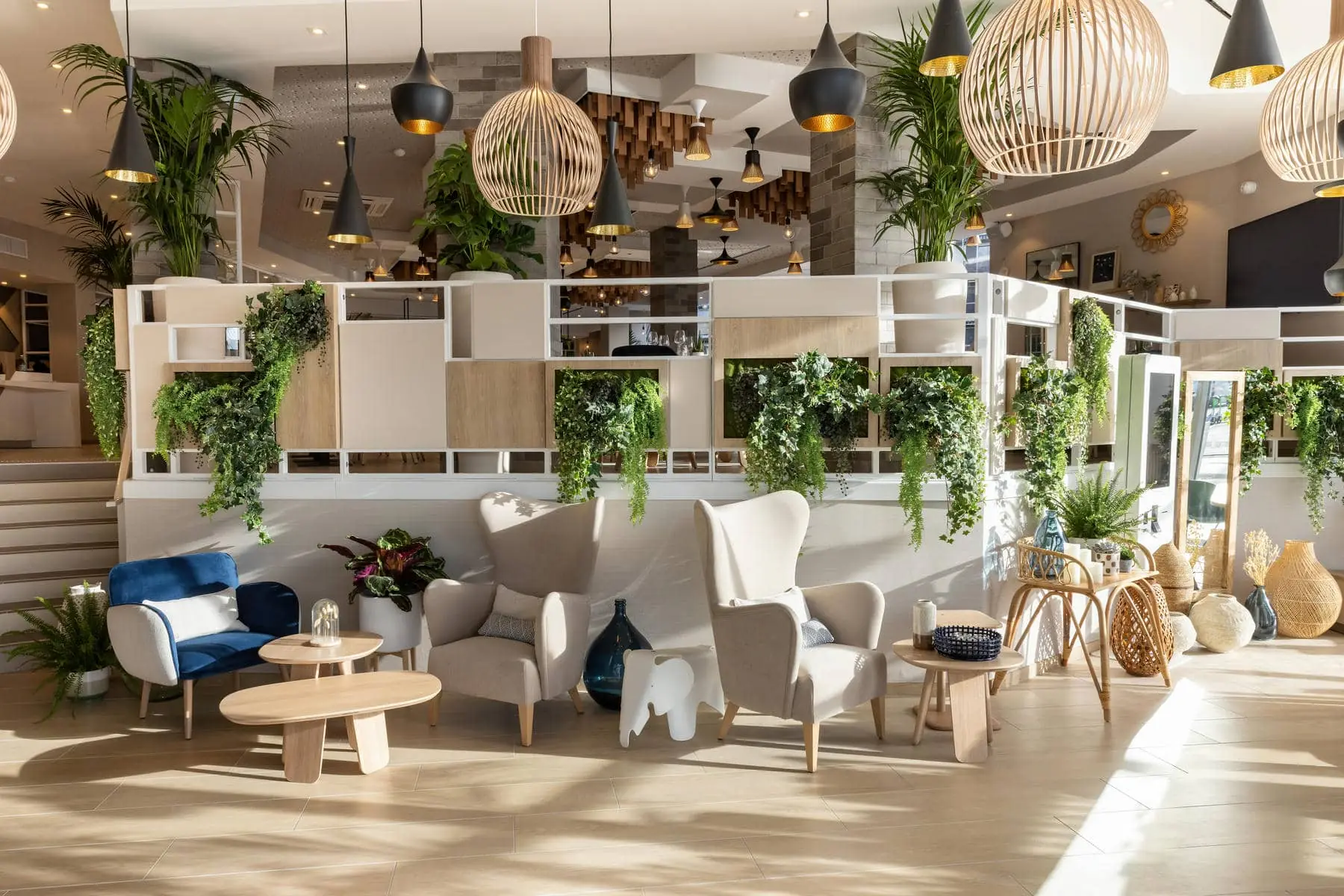 une salle avec beaucoup de chaises et de tables