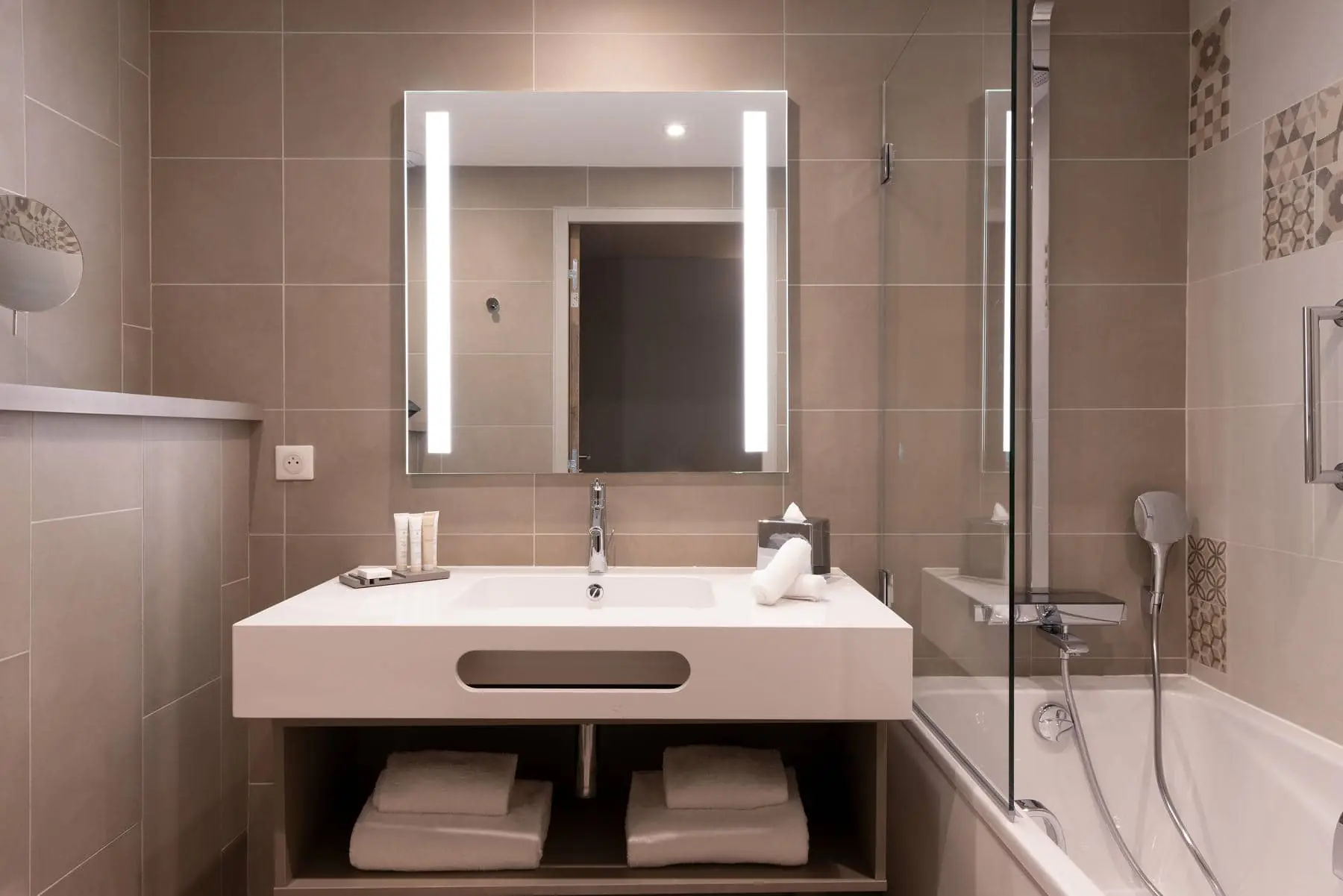une salle de bain avec un lavabo, un miroir et une baignoire