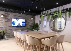 une salle de conférence avec une longue table et des chaises