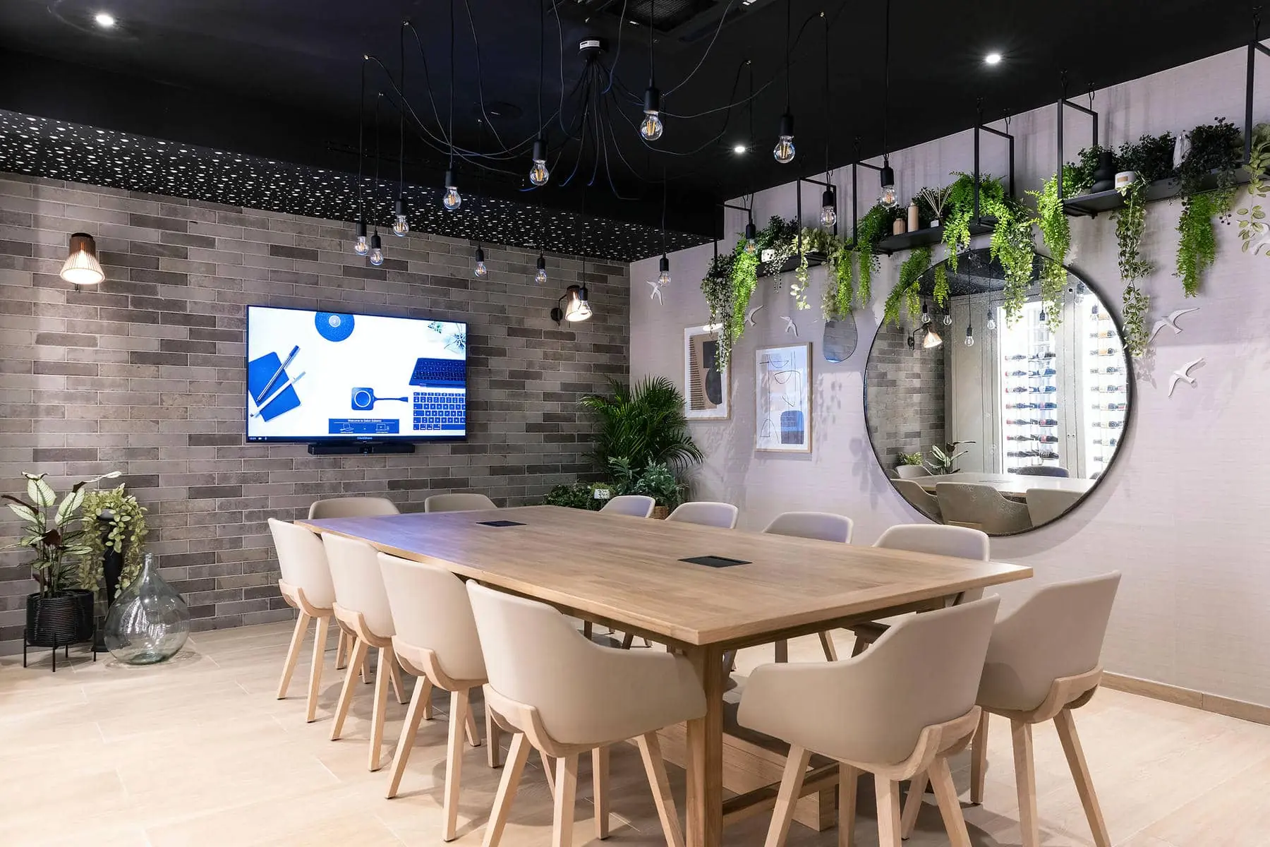 une salle de conférence avec une longue table et des chaises