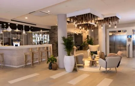 le hall d'entrée d'un hôtel avec un bar et des chaises