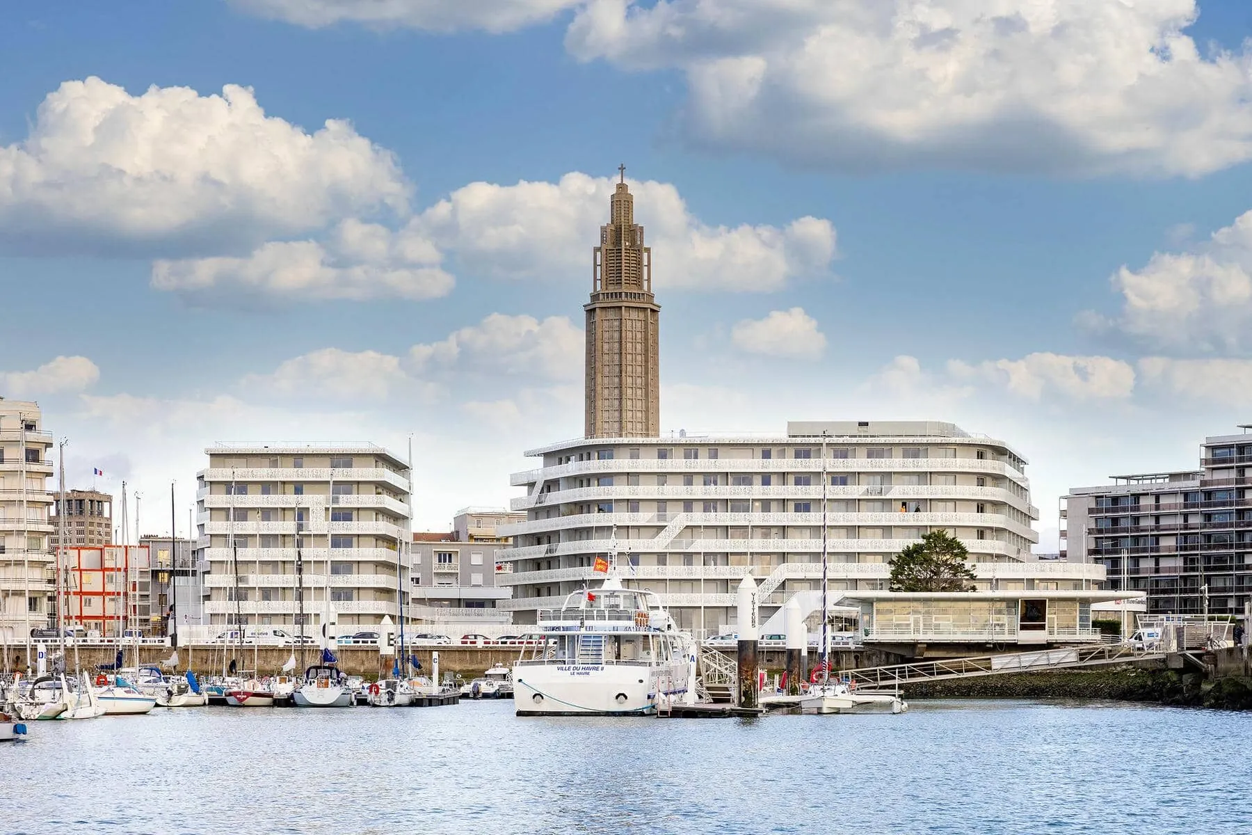 un grand bâtiment surmonté d'une tour