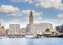 un grand bâtiment surmonté d'une tour