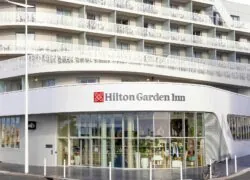 un bâtiment blanc avec un panneau indiquant hilton garden inn