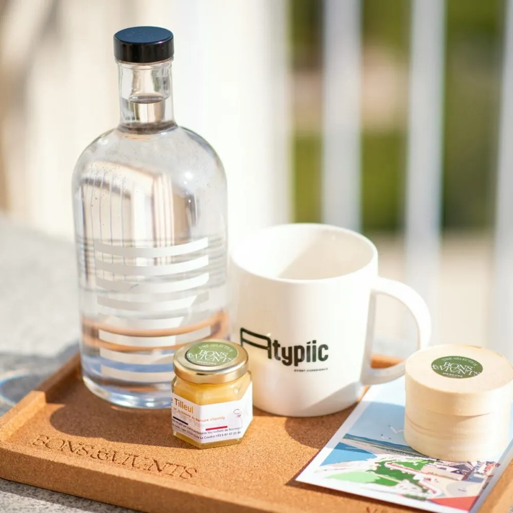 un plateau avec une tasse portant l'inscription typic