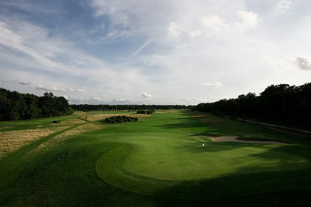magnifique vue de jour prise depuis un trou du parcours de golf entourant l’hôtel