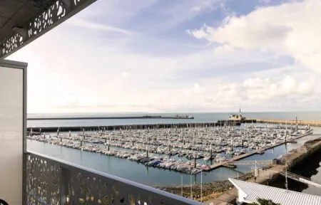 une vue d'un port de plaisance depuis un balcon avec une balustrade blanche