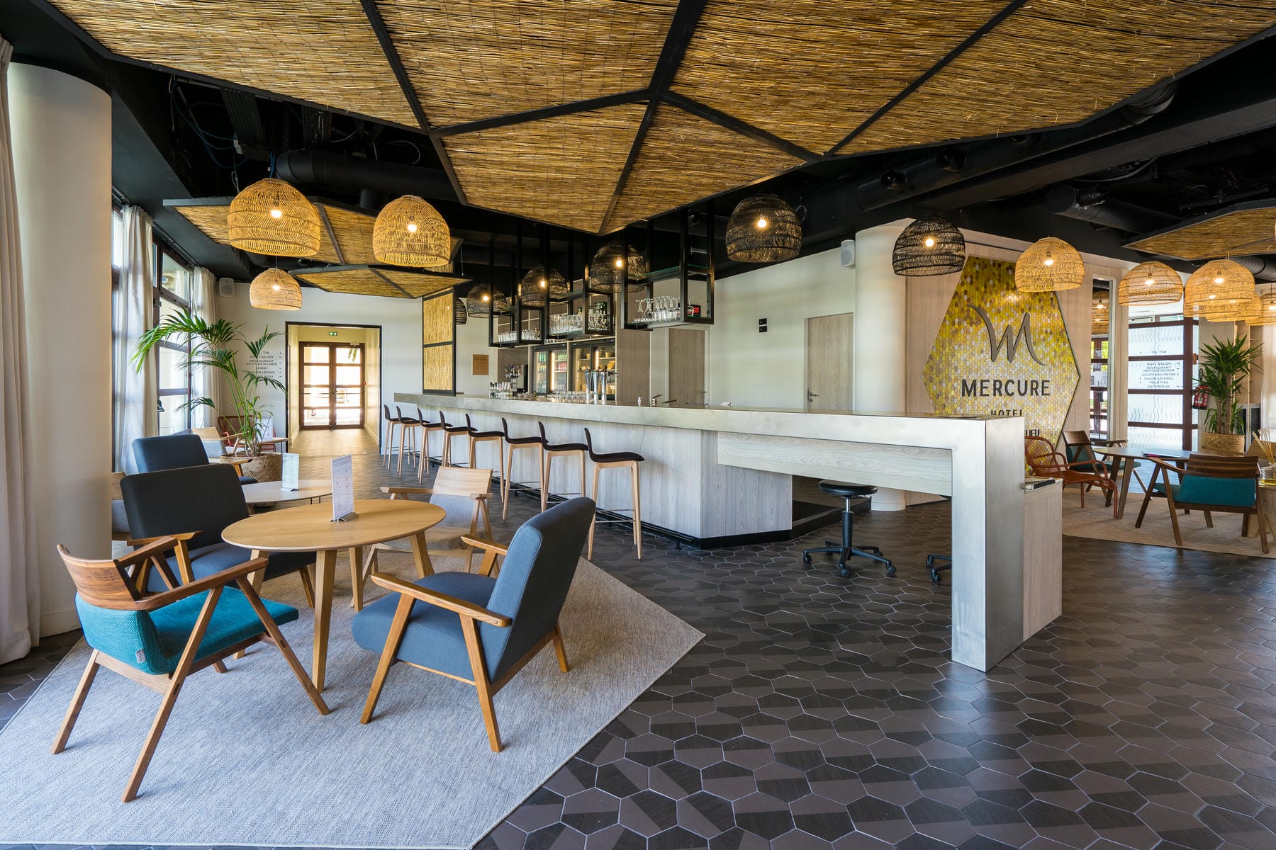 un restaurant avec une enseigne mercure sur le mur