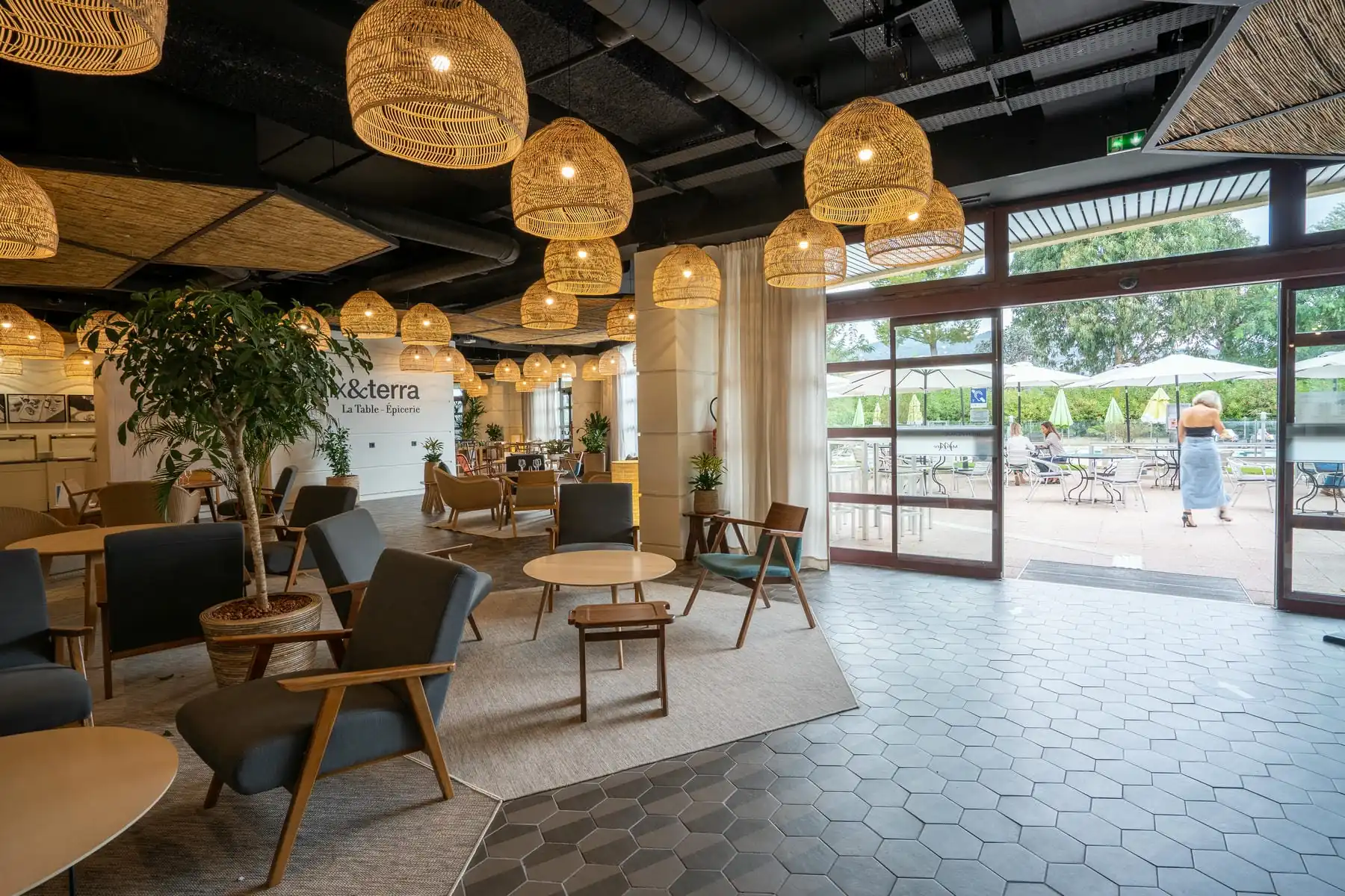 vue du restaurant avec un billard au Mercure Cannes Mandelieu