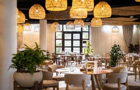 un restaurant avec beaucoup de tables et de chaises