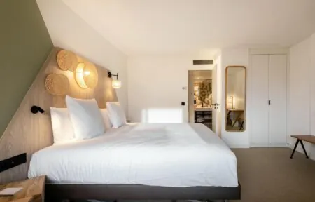 une chambre d'hôtel avec un grand lit et un miroir