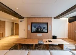 un salon avec une télévision à écran plat accrochée au mur