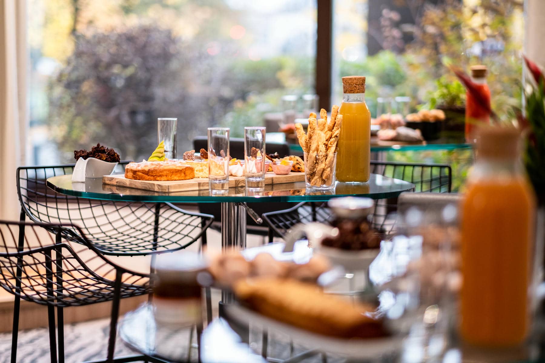 une table sur laquelle se trouve une bouteille de jus d'orange