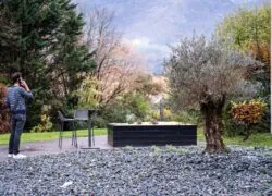 un homme parlant au téléphone portable dans un jardin