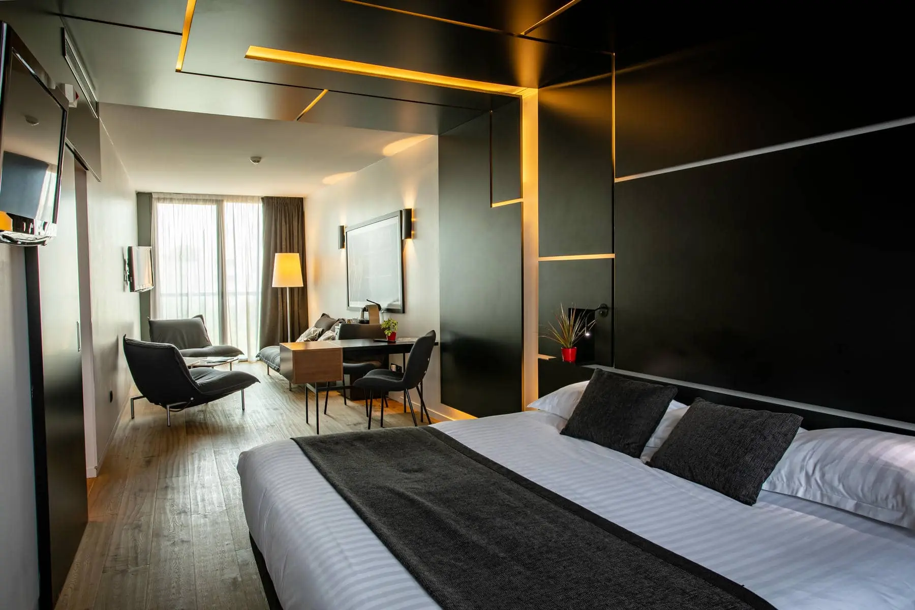 une chambre d'hôtel avec un grand lit et des chaises