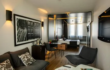 une chambre d'hôtel avec une photo en noir et blanc sur le mur