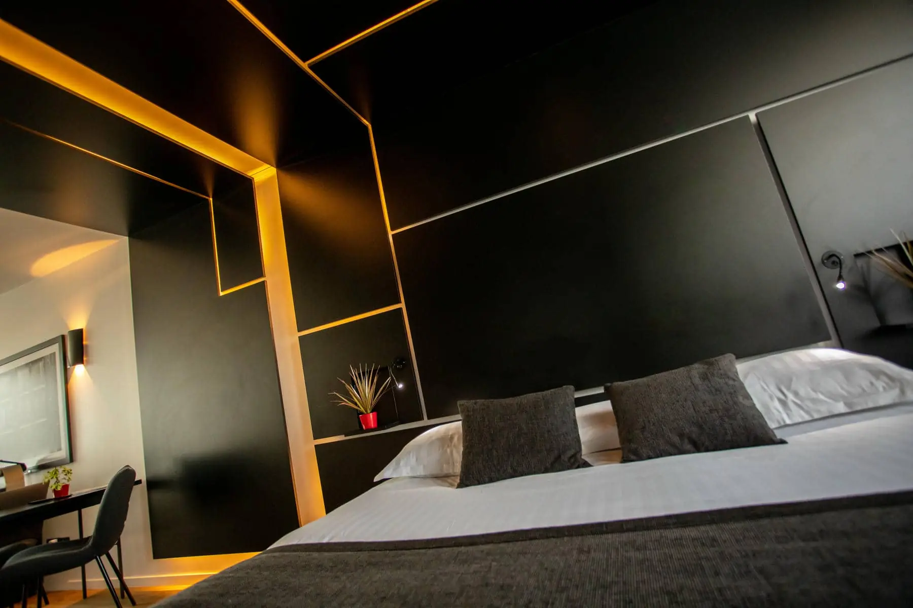 une chambre d'hôtel avec un lit et un bureau