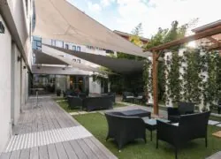un patio avec des chaises et des tables sous des parasols