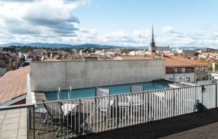 une piscine sur un balcon avec vue sur la ville