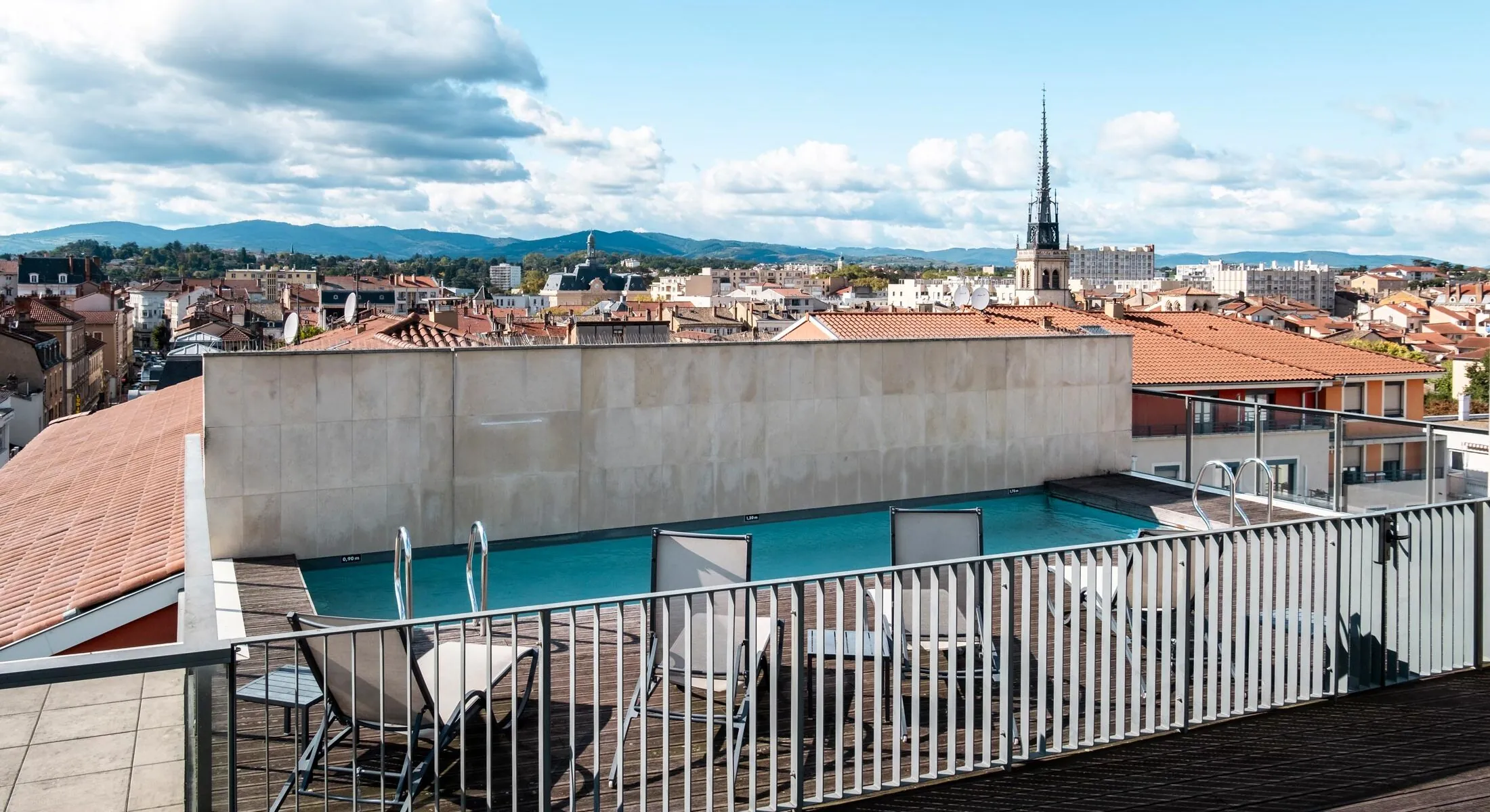 une piscine sur un balcon avec vue sur la ville