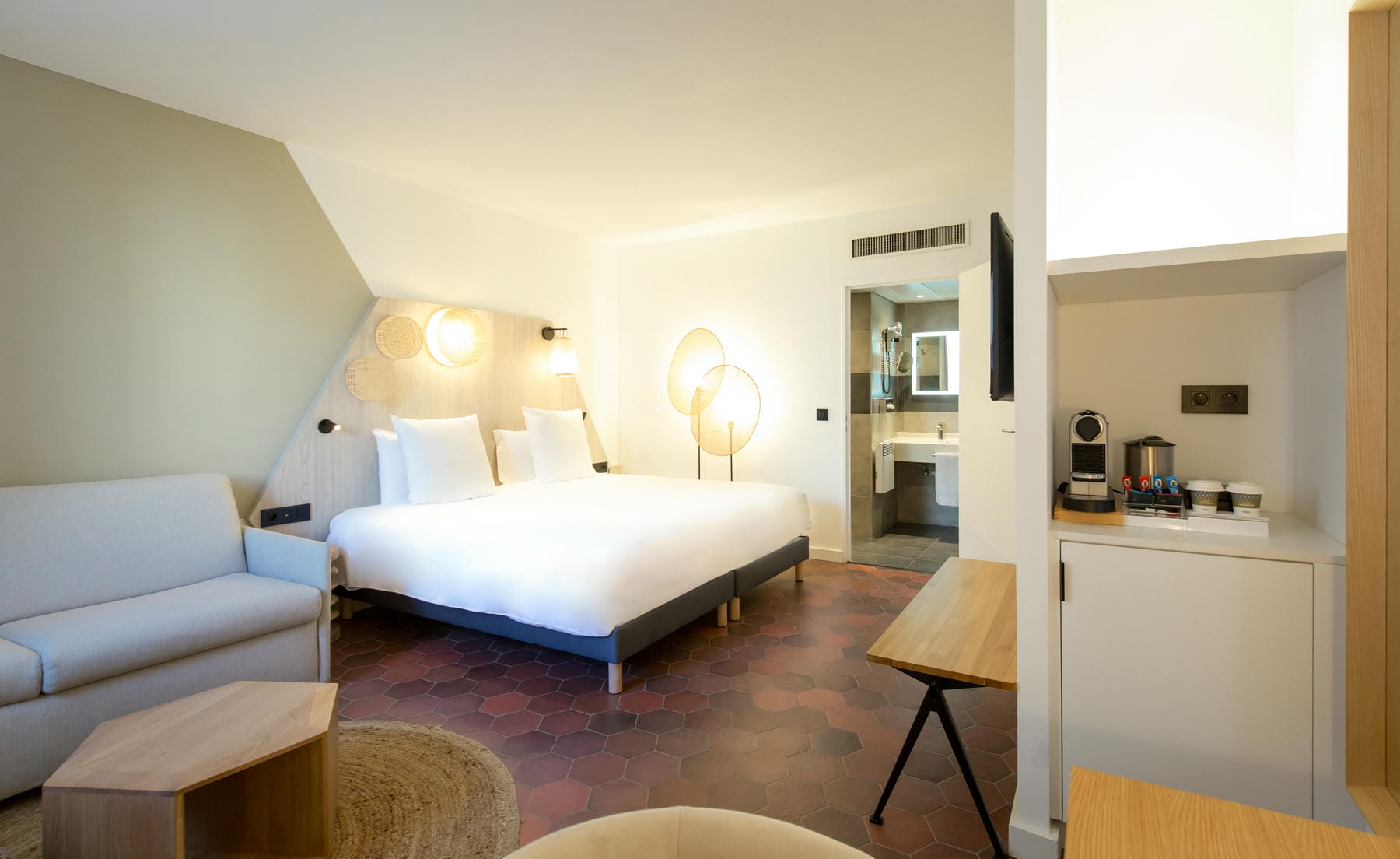 une chambre d'hôtel avec un grand lit et un canapé