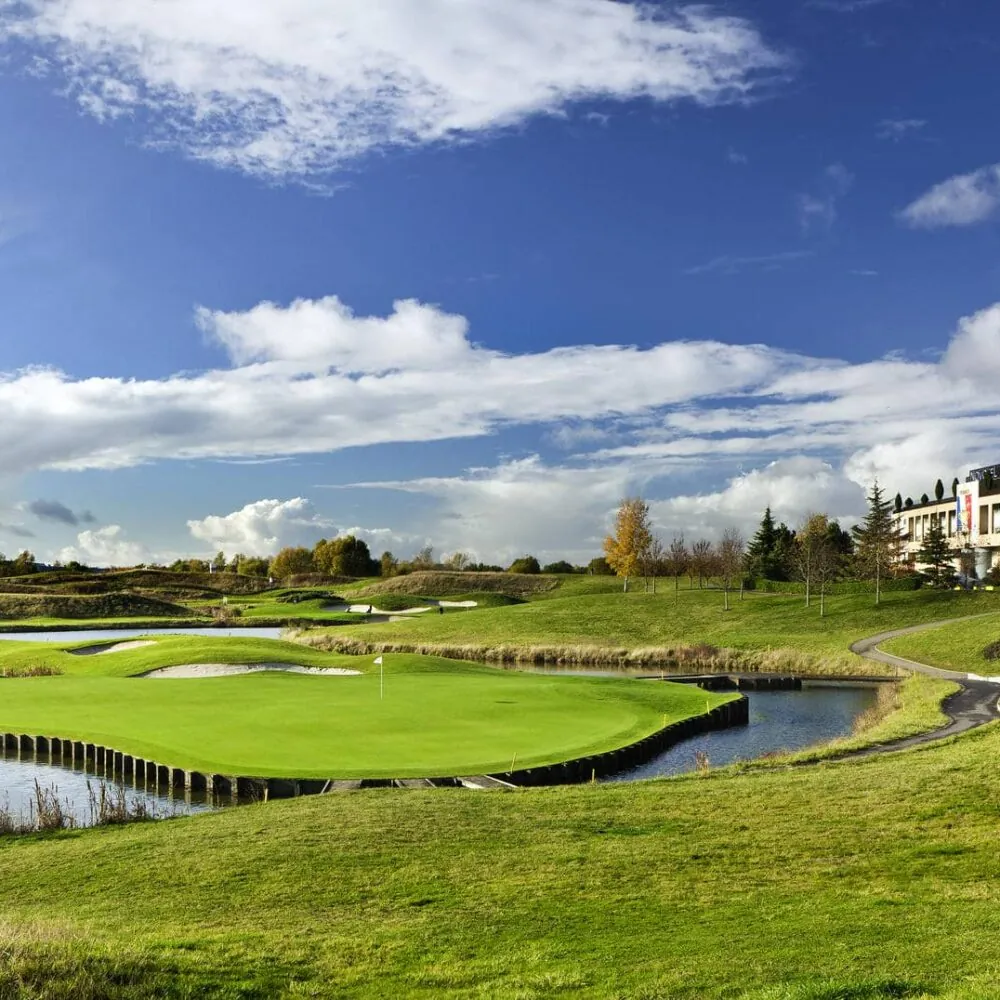 un terrain de golf avec un grand bâtiment à l'arrière-plan