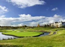 un terrain de golf avec un grand bâtiment à l'arrière-plan