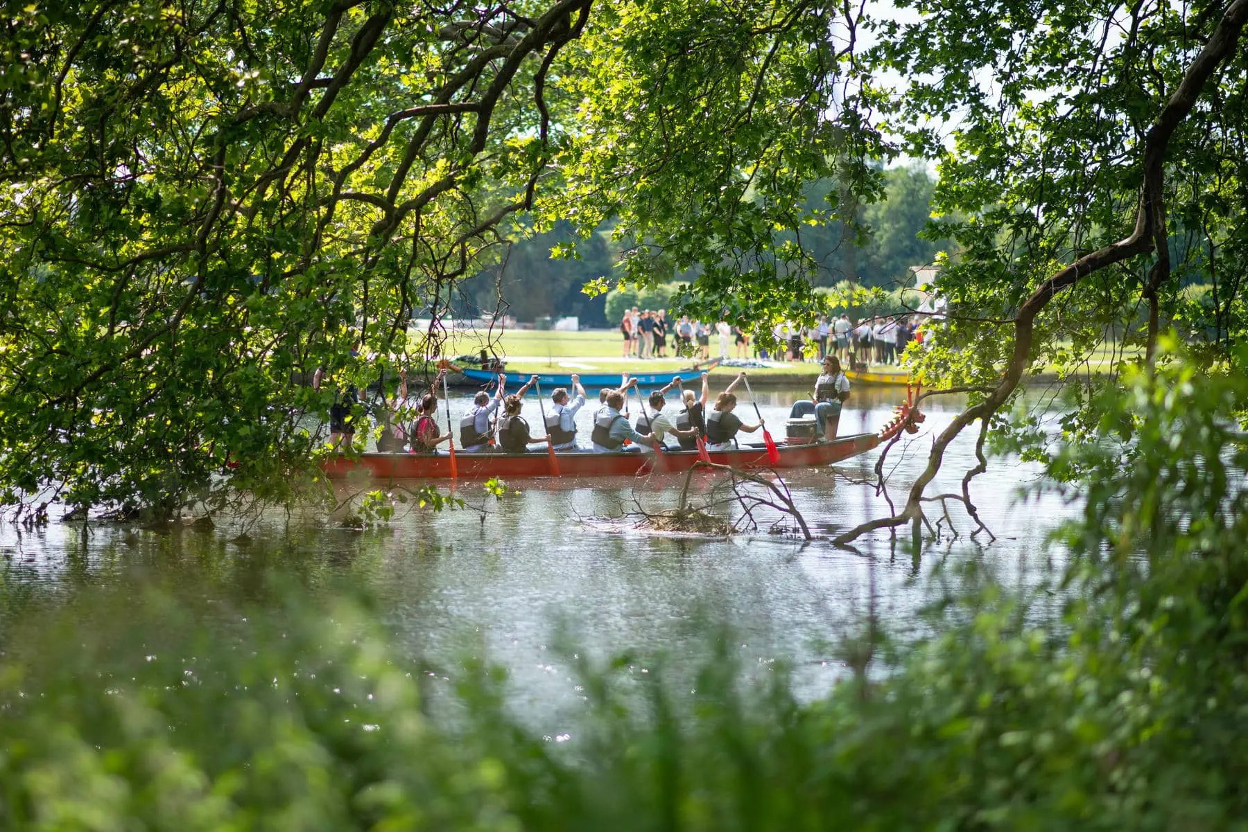 un groupe de personnes dans un canoë sur un lac
