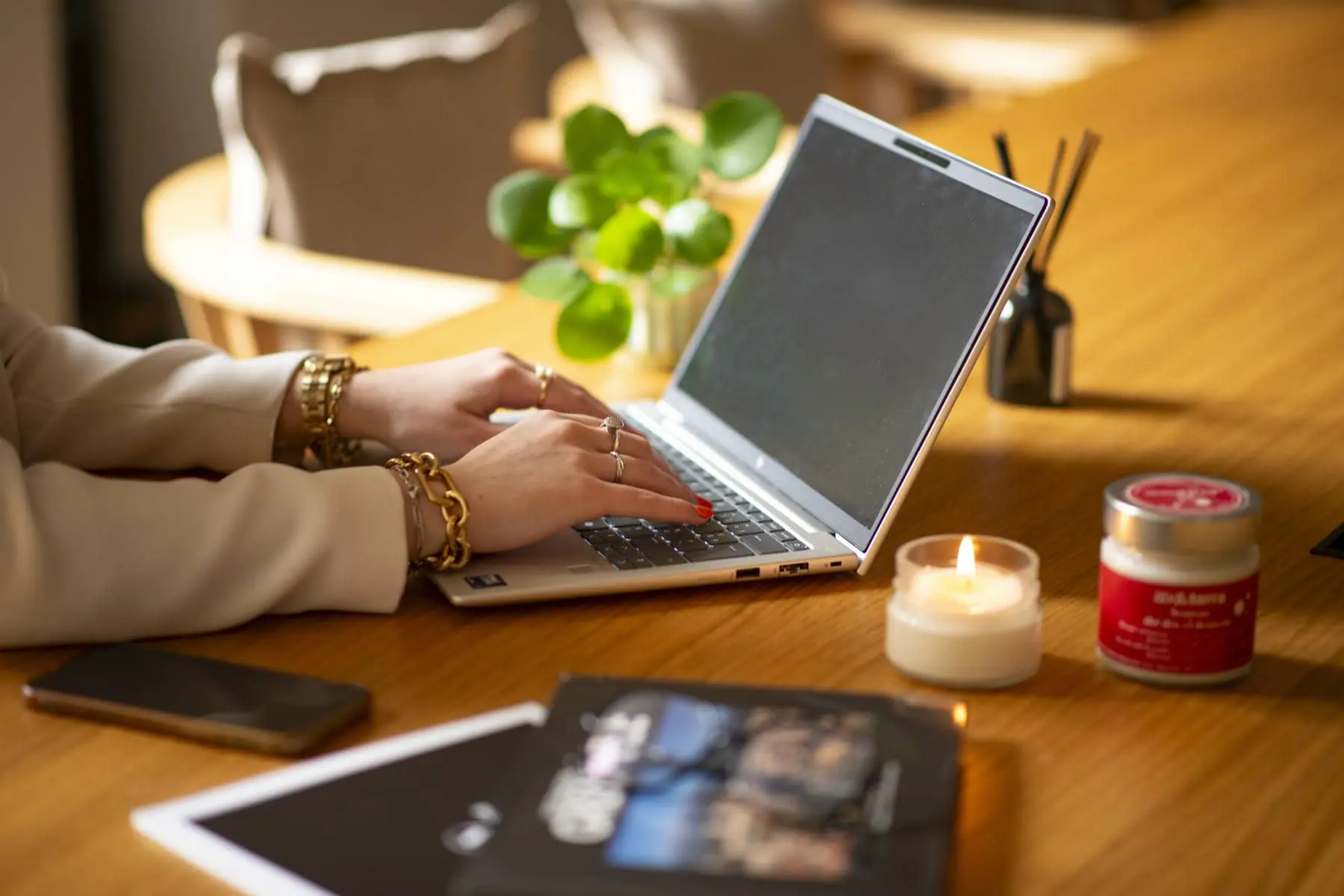 une femme tape sur un ordinateur portable dell