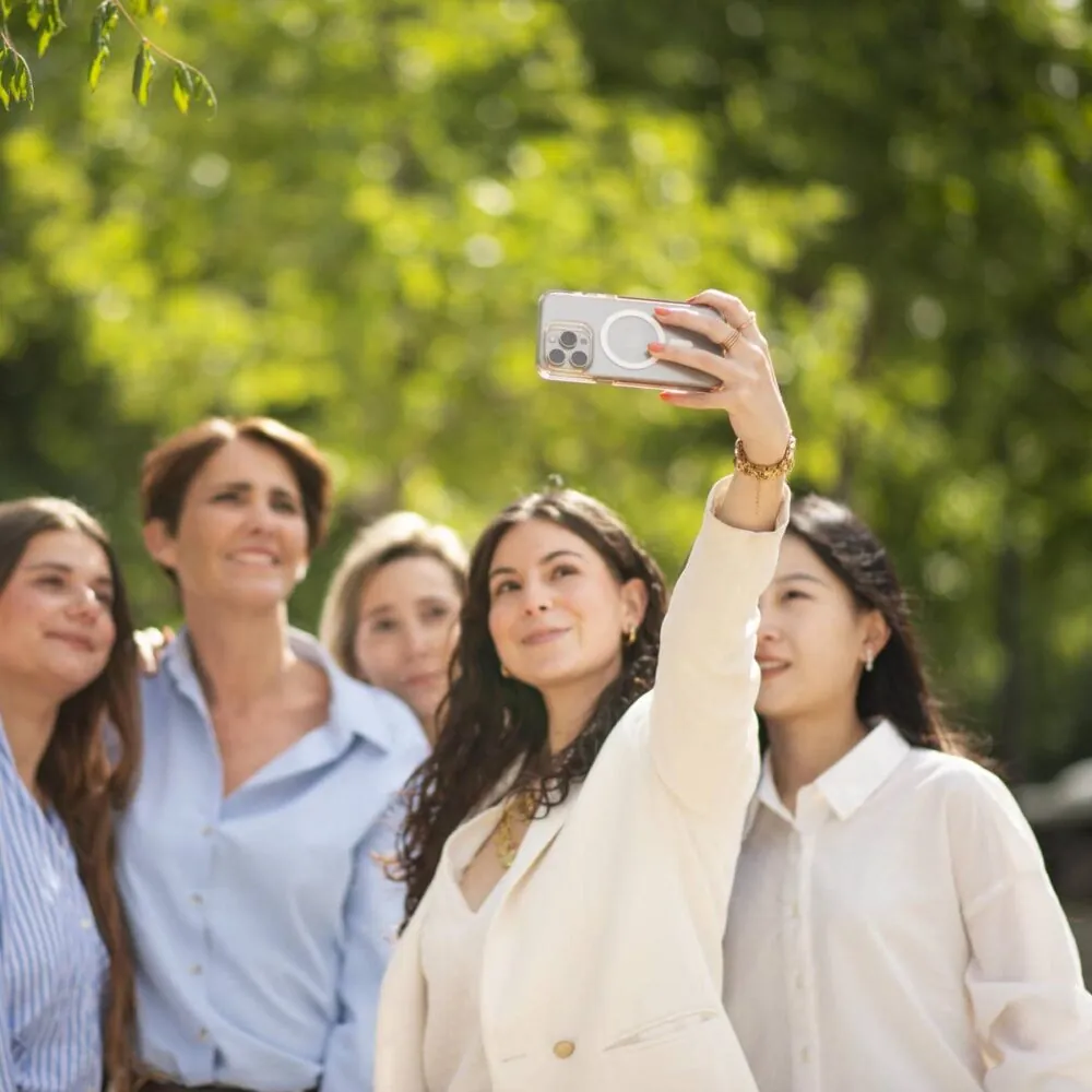 une femme se prenant en photo avec son téléphone