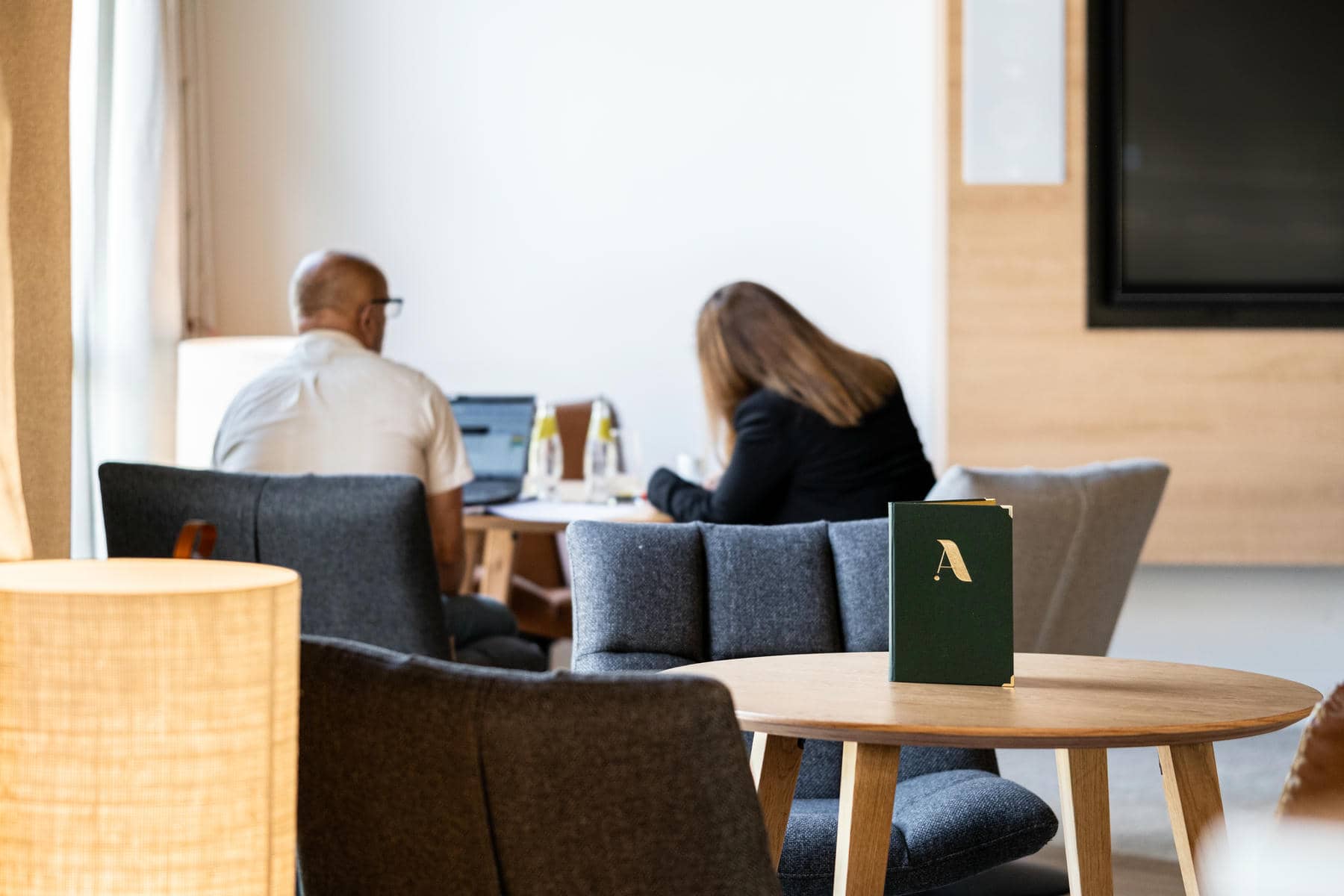 un livre vert portant la lettre a est posé sur une table