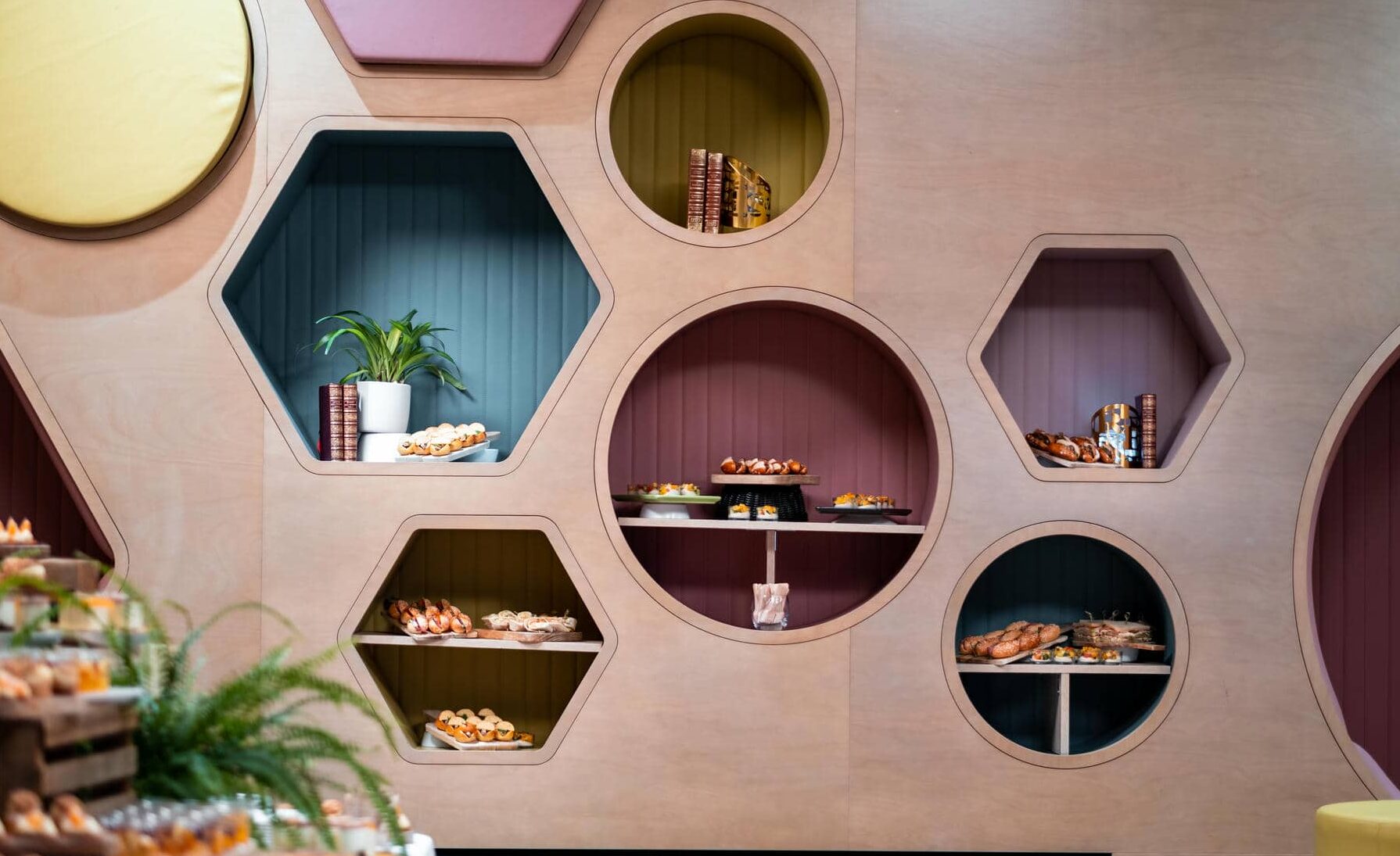 un mur d'étagères avec une plante au milieu