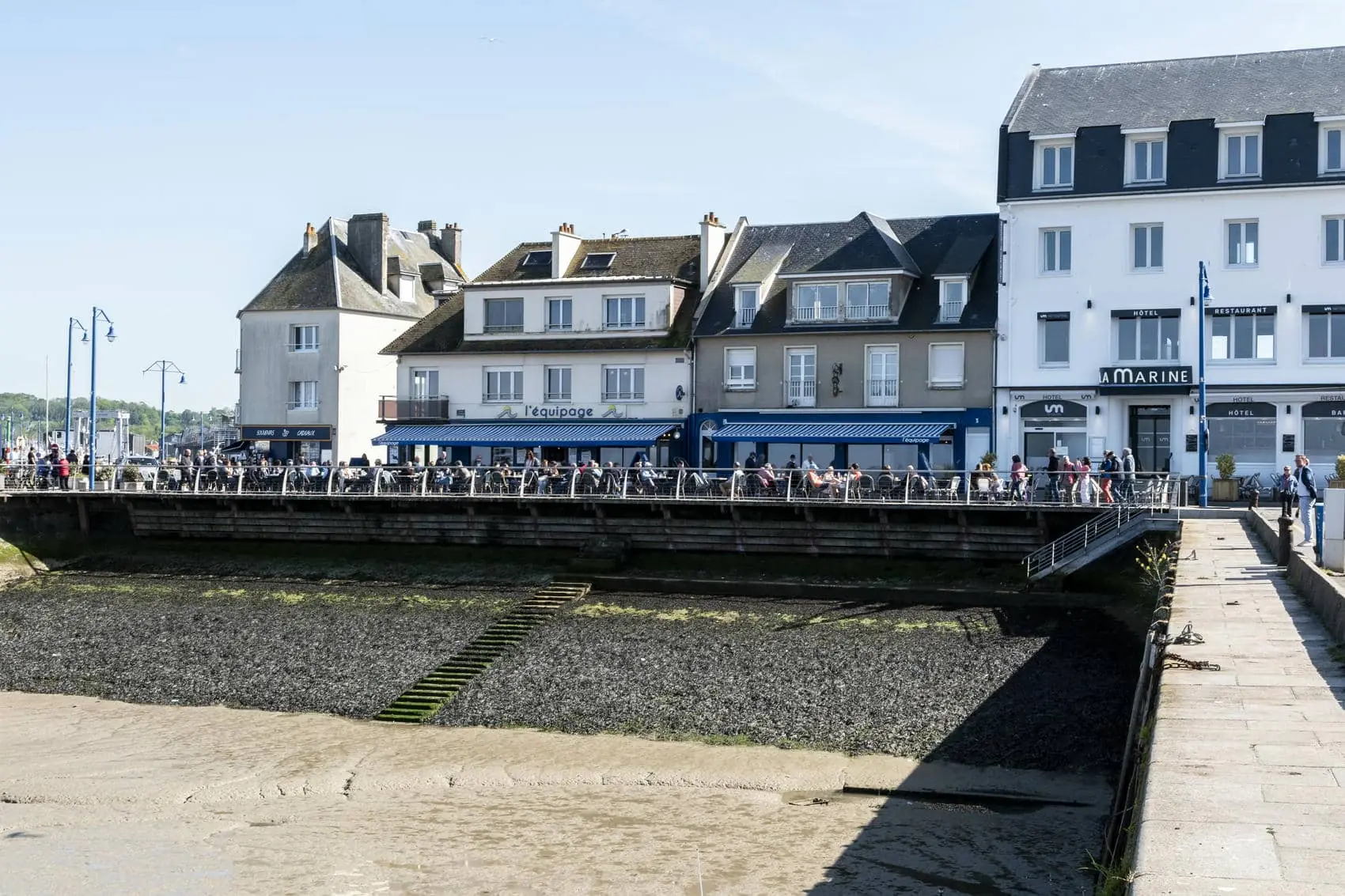 une rangée de bâtiments dont l'un porte le mot marine