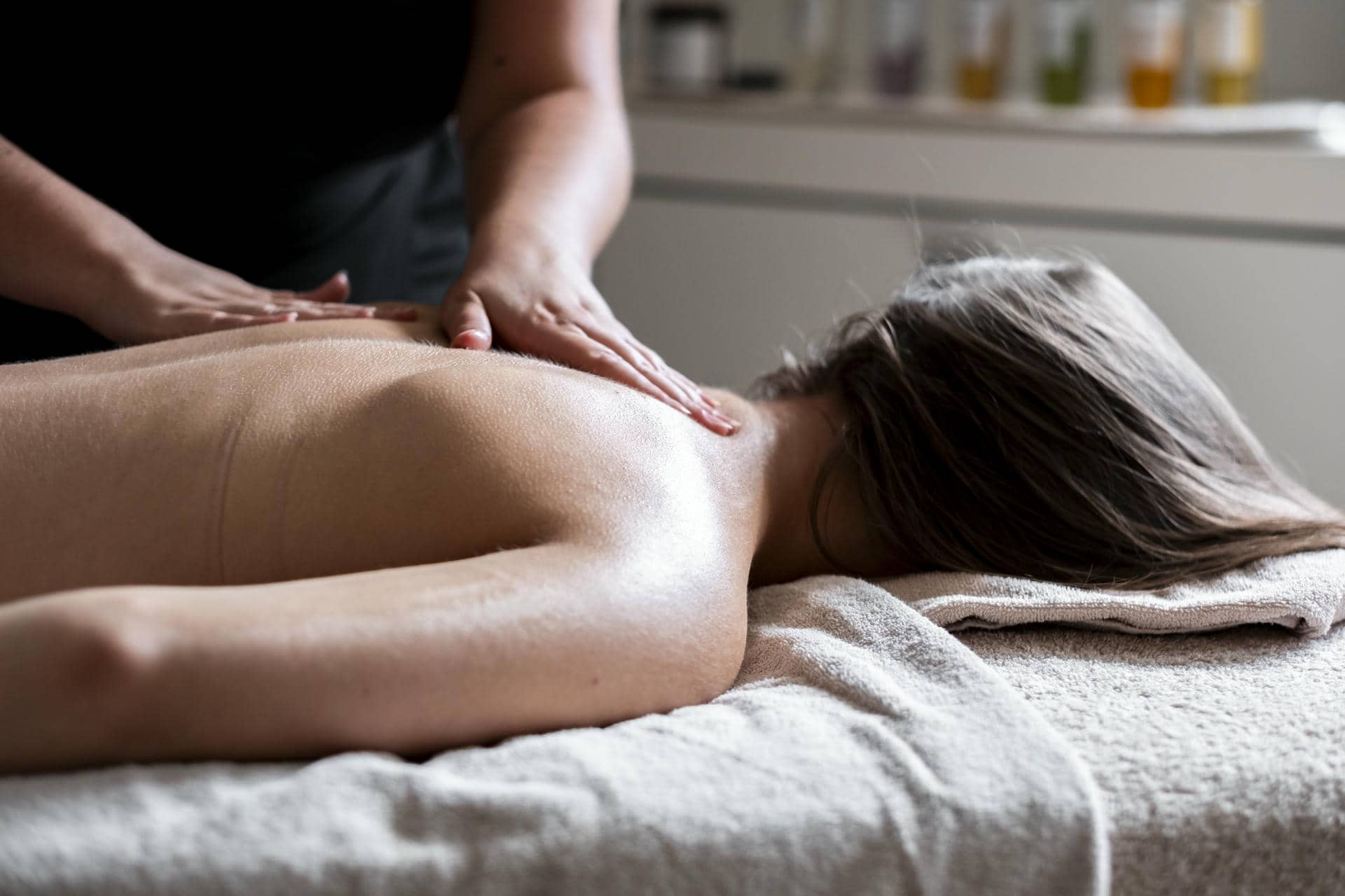 une femme est allongée sur une table pour se faire masser