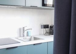 en::Kitchenette equipped with a sink, microwave oven, and coffee machine. fr::Kitchenette équipée avec évier, four micro-ondes et machine à café.