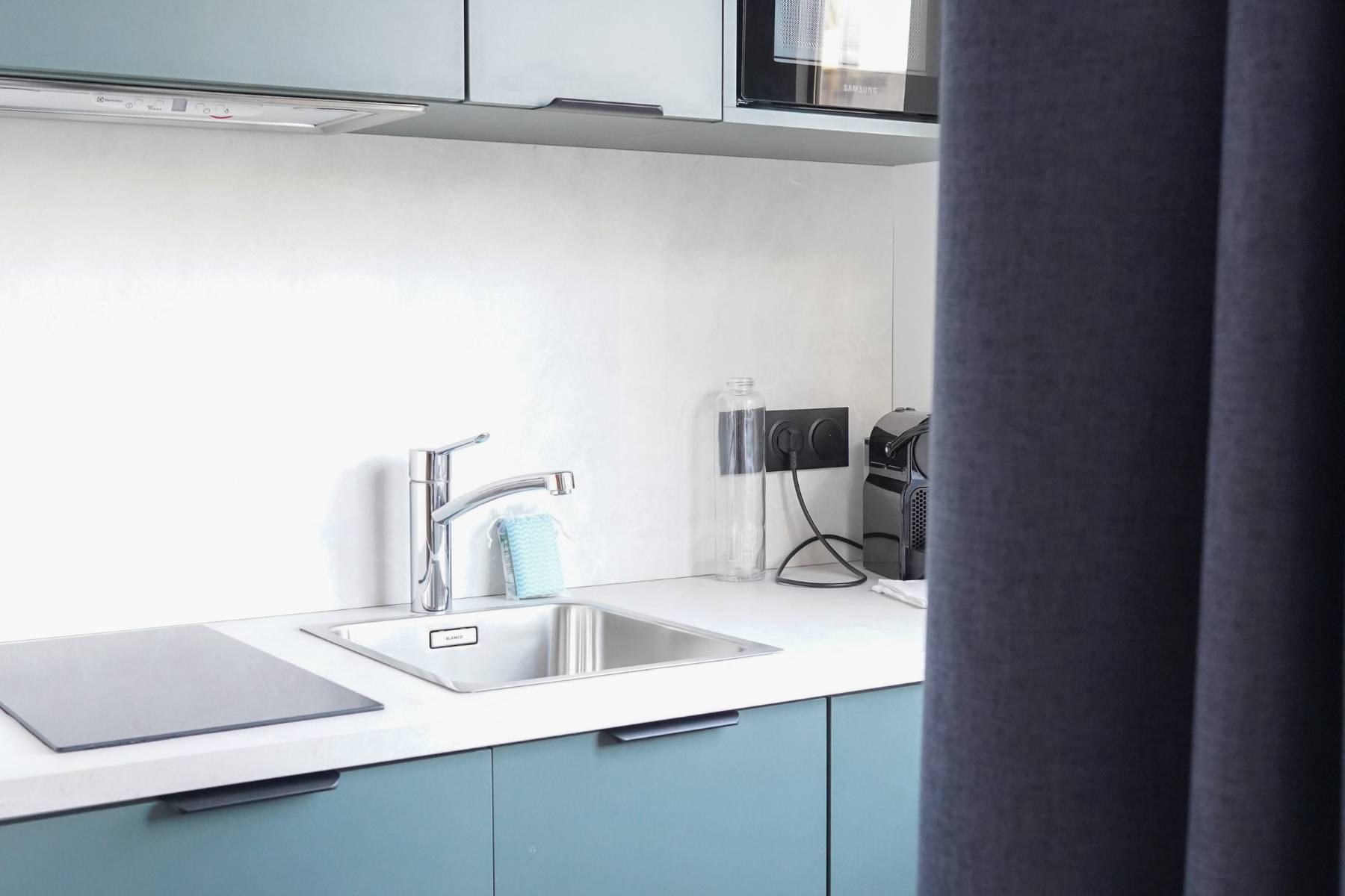 en::Kitchenette equipped with a sink, microwave oven, and coffee machine. fr::Kitchenette équipée avec évier, four micro-ondes et machine à café.