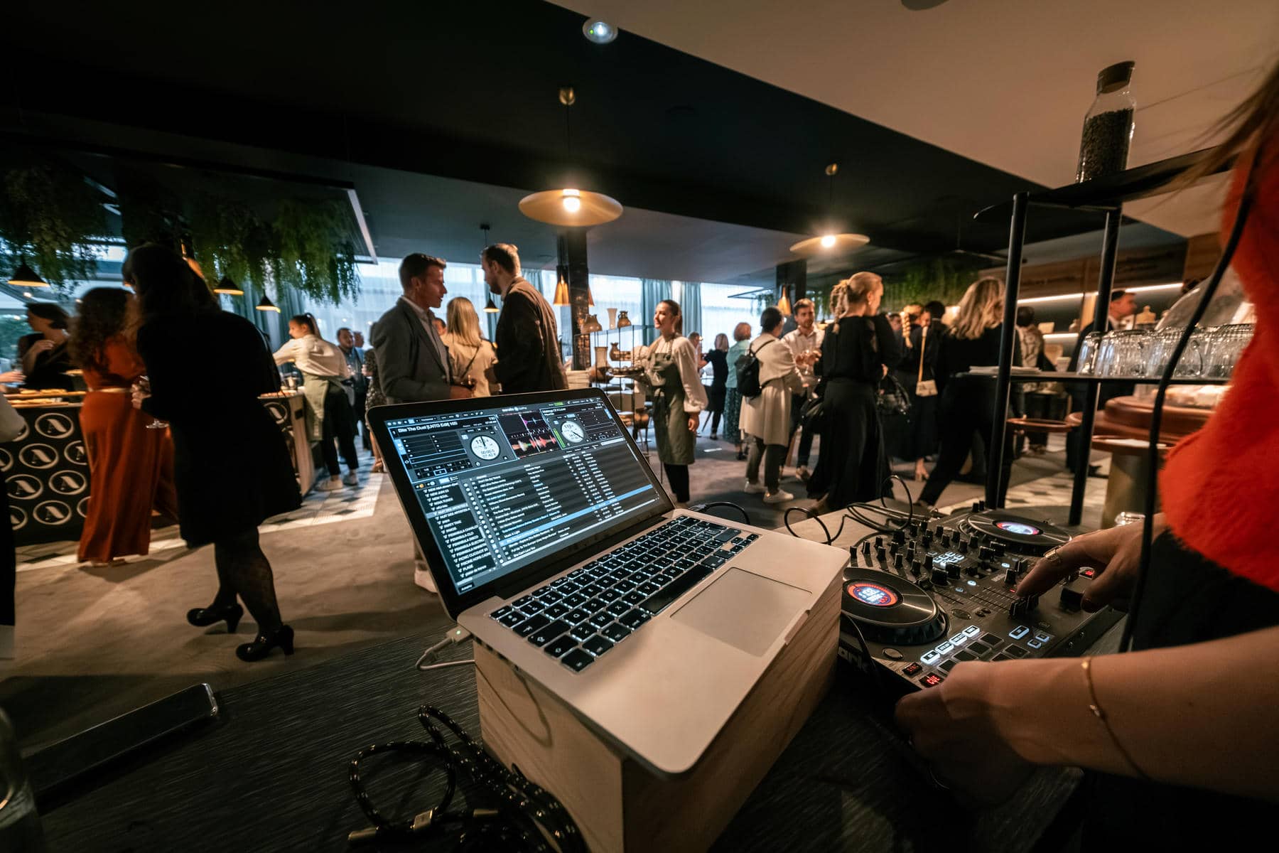 une personne joue de la musique sur un contrôleur dj pioneer