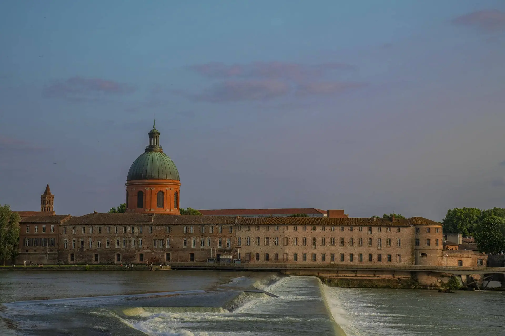 un grand bâtiment surmonté d'un dôme