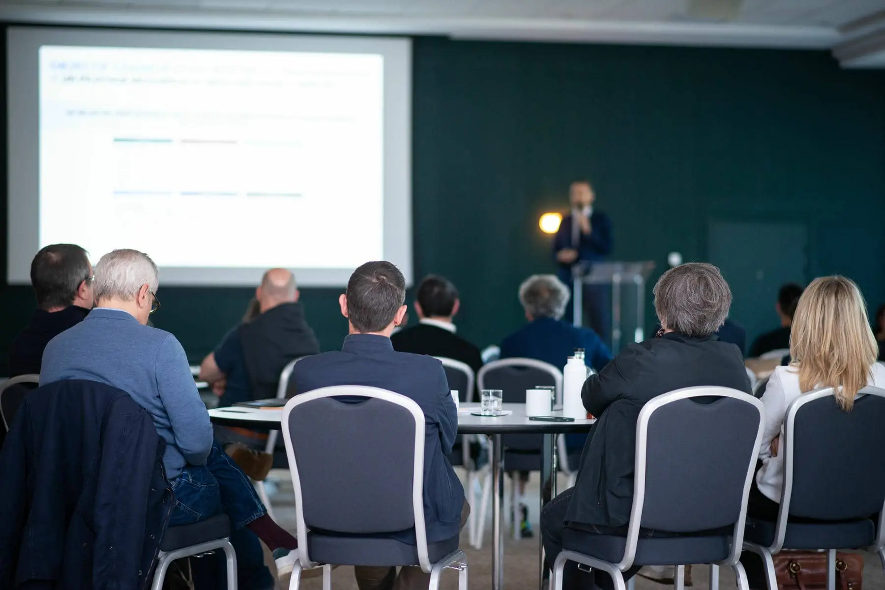 un homme fait une présentation à un groupe de personnes